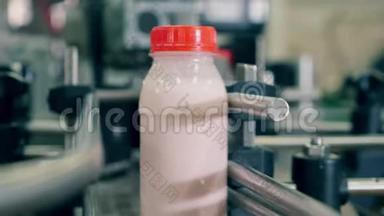 瓶子里的酸奶在工厂的传送带上移动。 <strong>食品</strong>工厂输送机的<strong>食品</strong>包装过程。